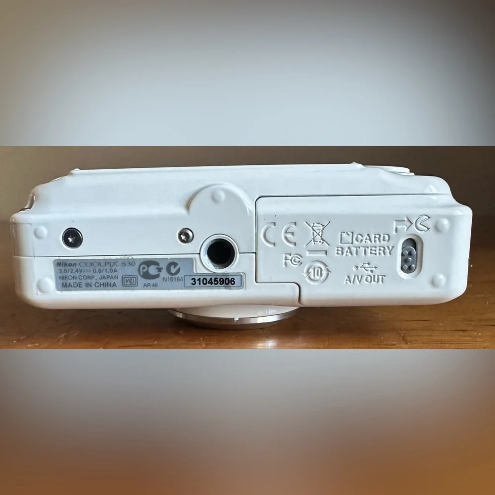 Nikon COOLPIX S30 10.1MP Waterproof Digital Camera White FOR REPAIR/PARTS